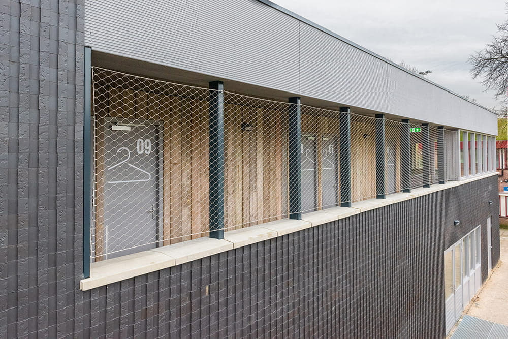 Circulair Bouwen: de Nieuwe Lunet in Utrecht, donker gebouw met ClickBrick in cobinatie met hekwerk en hout