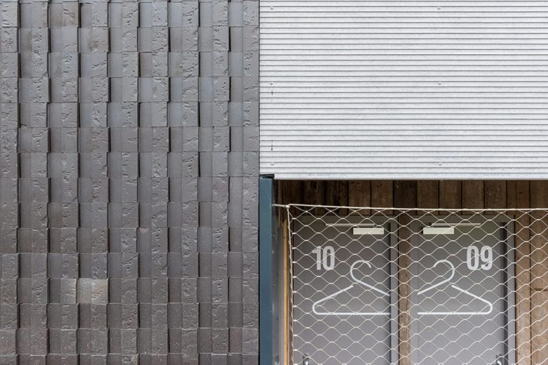 Een goed voorbeeld van circulair Bouwen: de Nieuwe Lunet in Utrecht, donker gebouw met ClickBrickEen goed voorbeeld van circulair Bouwen: de Nieuwe Lunet in Utrecht, donker gebouw met ClickBrick