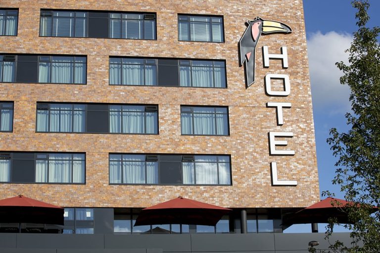 Gevel van Hotel Van der Valk, Oostzaan met Clickbrick en logo met naam op de gevelGevel van Hotel Van der Valk, Oostzaan met Clickbrick en logo met naam op de gevel
