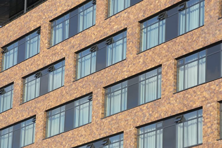 Zijgevel van Hotel van der Valk in Oostzaan met ClickBrick en veel ramenZijgevel van Hotel van der Valk in Oostzaan met ClickBrick en veel ramen