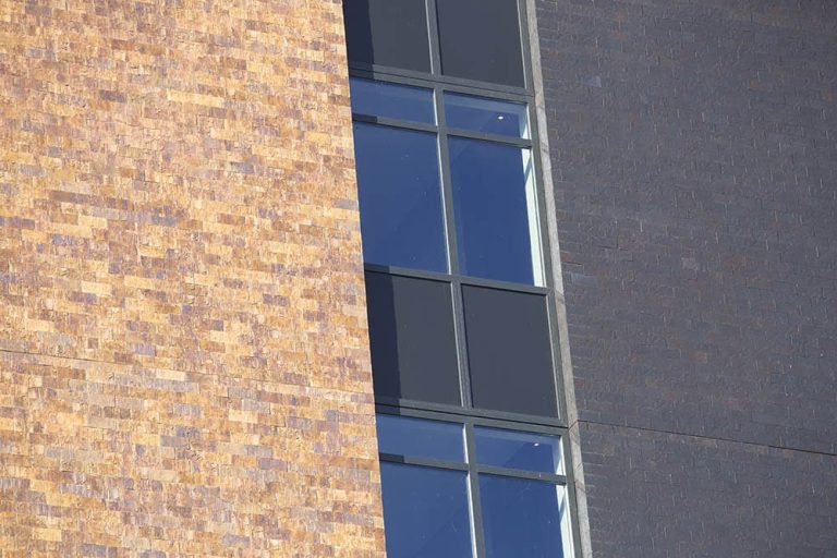 Gevel van Hotel van der Valk in Oostzaan met ClickBrik en ramenGevel van Hotel van der Valk in Oostzaan met ClickBrik en ramen