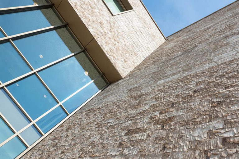 Hoornbeeck college in Goes. Gevel met een lichte Clickbrick van onderen bekeken. Clickbrick is geschikt voor circulair bouwen.Hoornbeeck college in Goes. Gevel met een lichte Clickbrick van onderen bekeken. Clickbrick is geschikt voor circulair bouwen