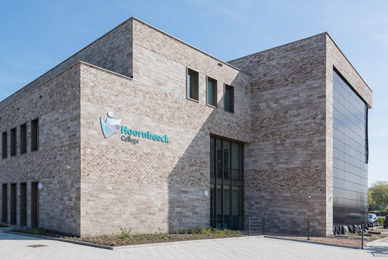Hoornbeeck college in Goes, gebouw met een lichte Clickbrick - geschikt voor circulair bouwen-tegen een blauwe luchtHoornbeeck college in Goes, gebouw met een lichte Clickbrick - geschikt voor circulair bouwen-tegen een blauwe lucht
