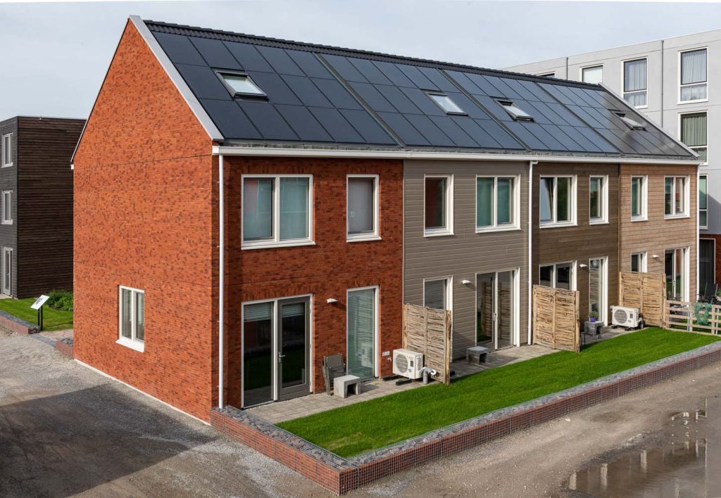 Vier woningen met verschillende gevels bij de Loskade in Groningen