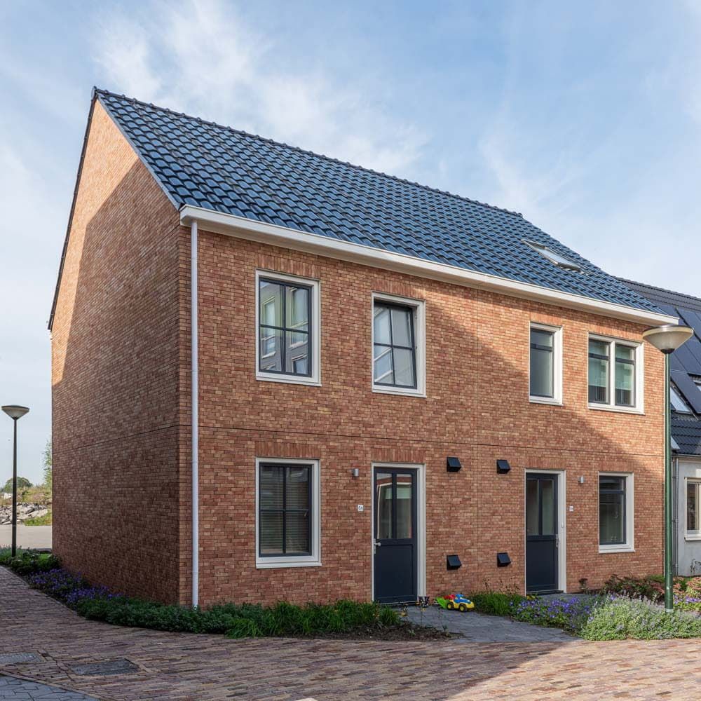 Twee onder een kap woning op de Loskade in Groningen waar een dakpan van zonnepanelen is gebruikt van Aberson