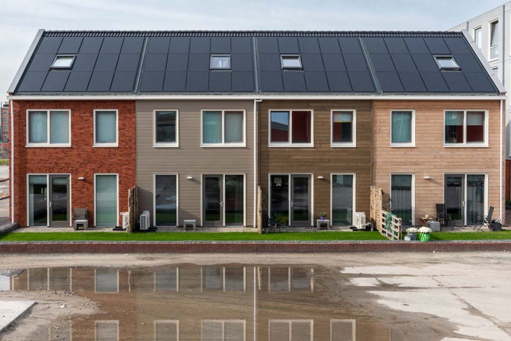 Rijtje van 4 woningen met allemaal verschillende kleuren gevels