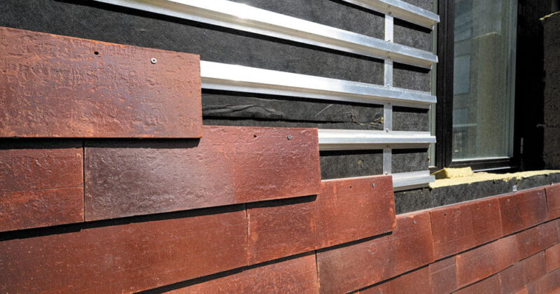 Pantheon nordic sidings van een roodbruine kleur hangen op een achterconstructie