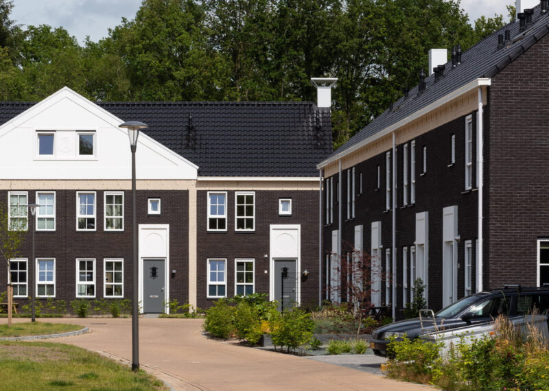 Rij met donkere gevelstenen en dakpannen in Diepstroeten Assen