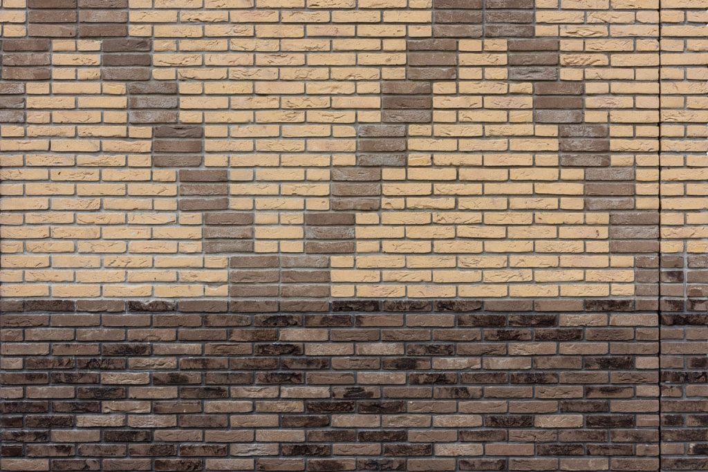 Muur van bakstenen met tekening erin