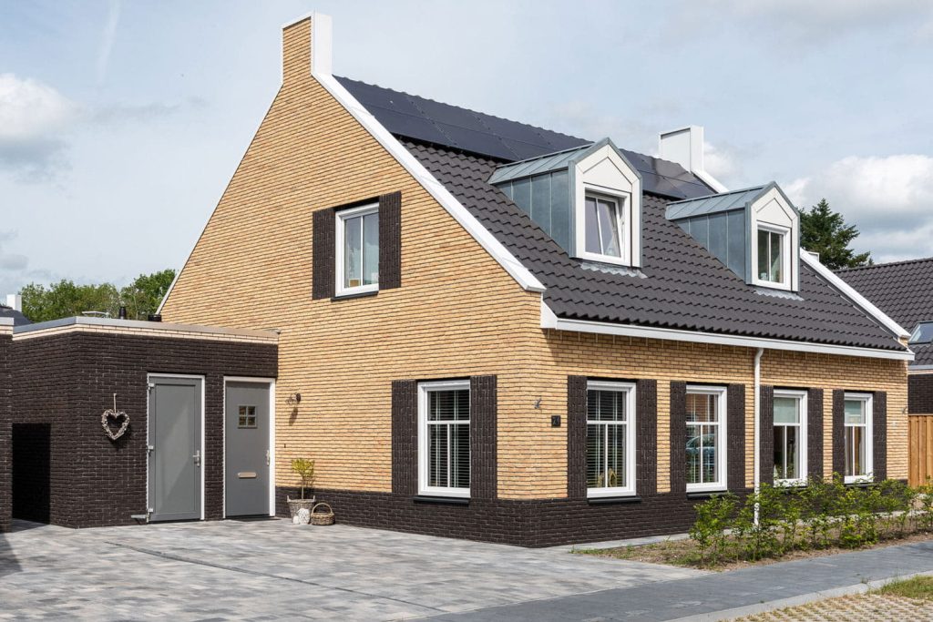 Licht huis met donkere dakpannen