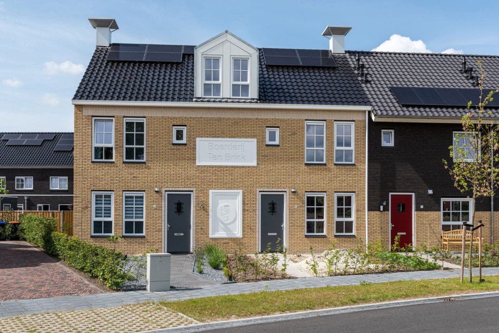 Lichtgele bakstenen en zwarte dakpannen