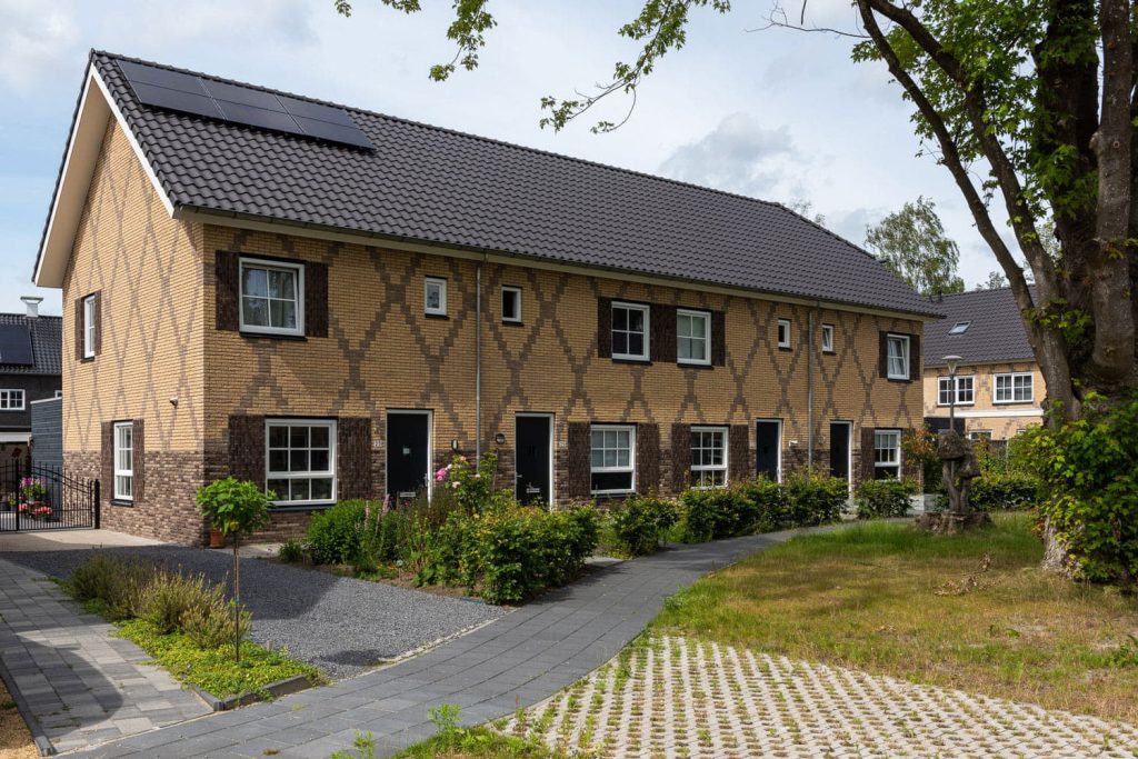 rijwoningen met een kruis van bakstenen in de gevel
