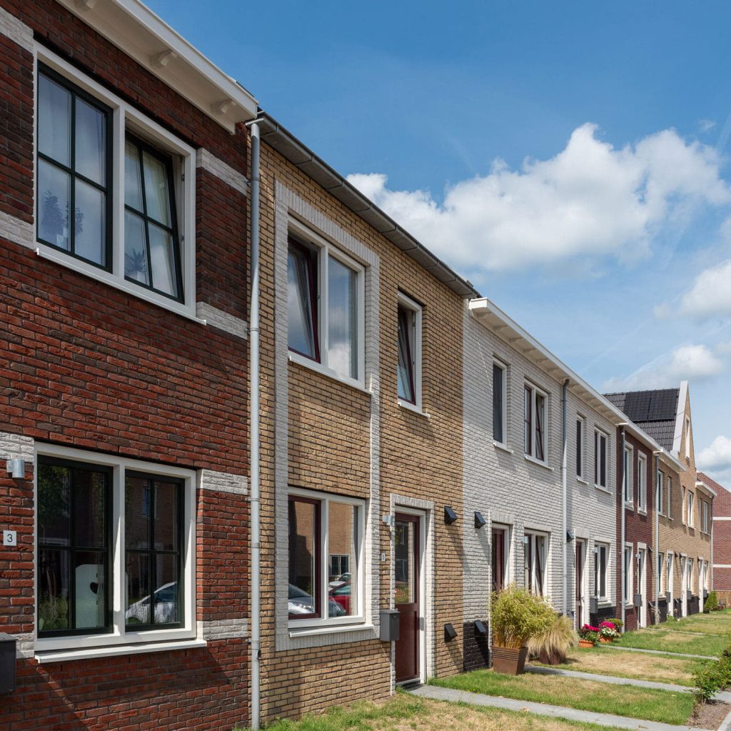 Rij met huizen waarvan elk huis een andere kleur baksteen heeft