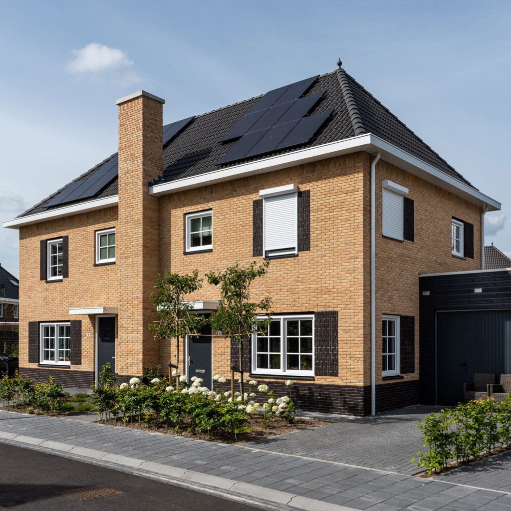 Twee-onder-een-kap woning met gelige baksteen en zwarte dakpannen