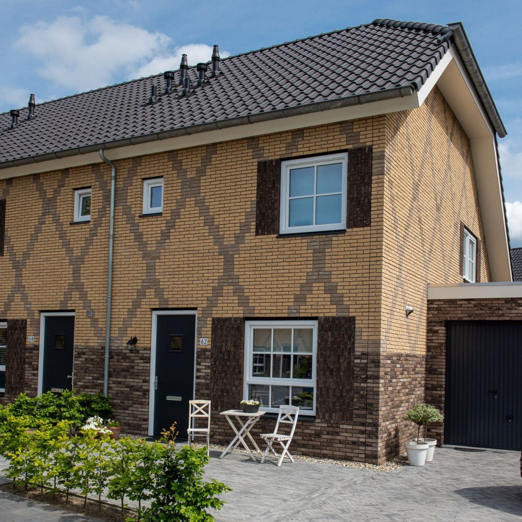 rijwoningen met een kruis van bakstenen in de gevel