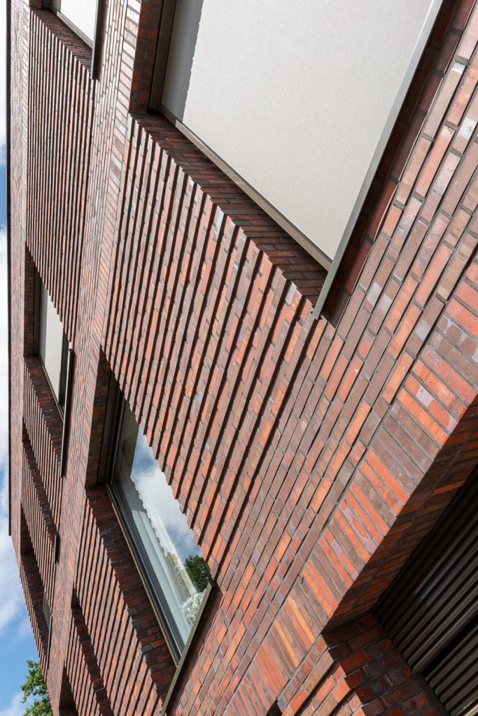 Roodbruine gevel van onderen bekeken