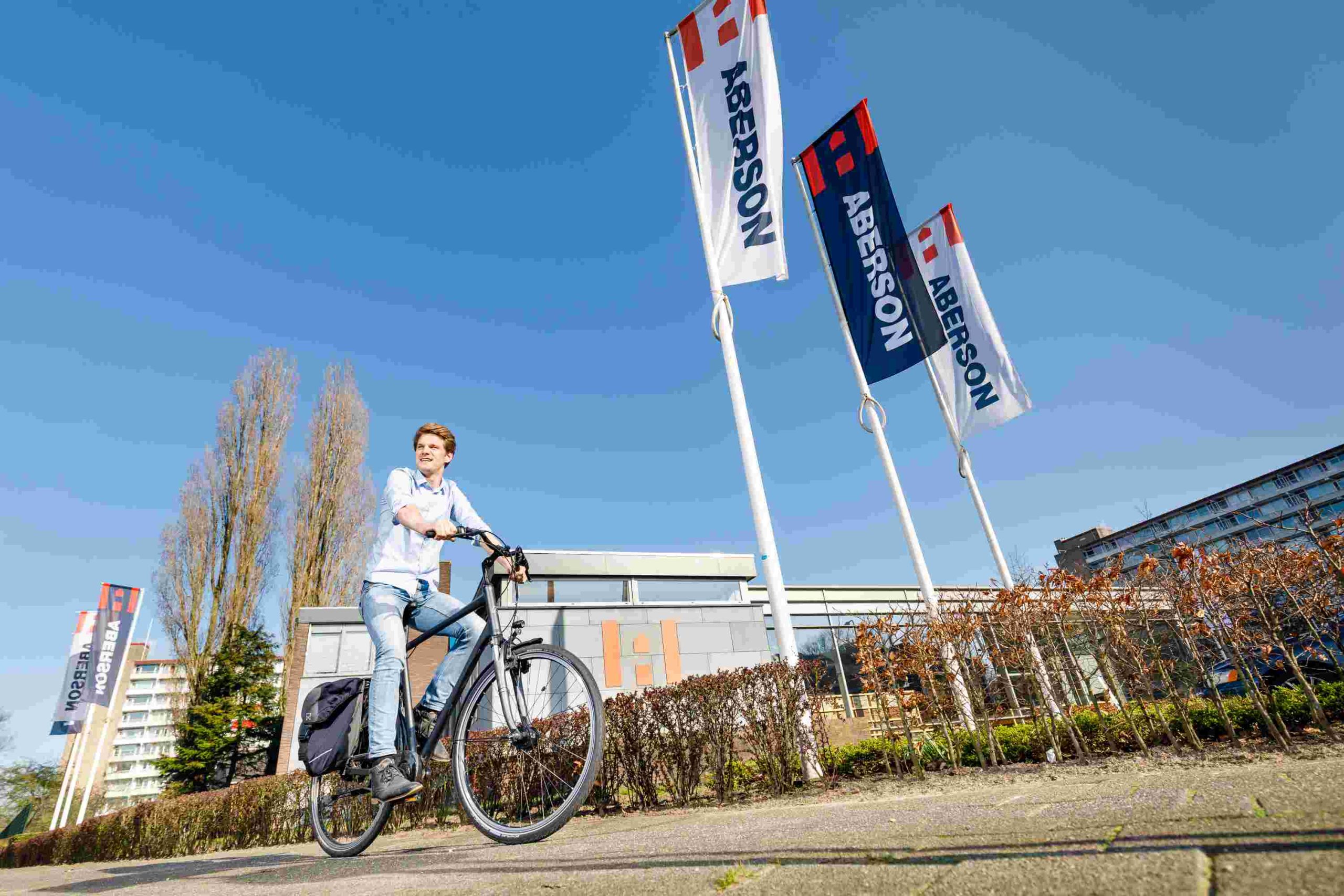 Tom op fiets locatie Zwolle - Aberson