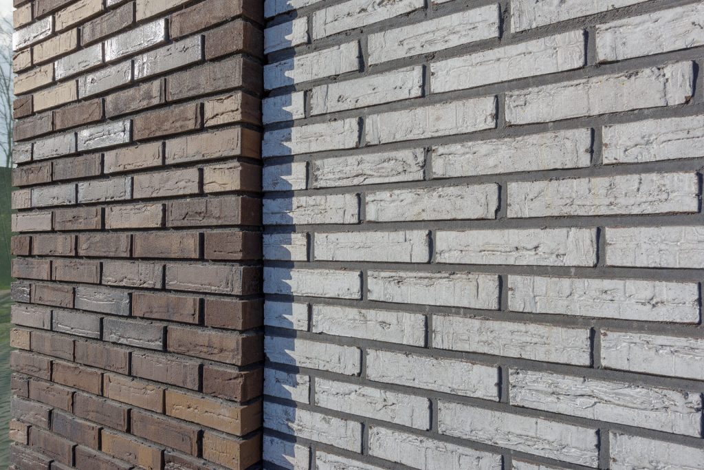 Detail van een muur met twee kleuren baksteen van voren bekeken