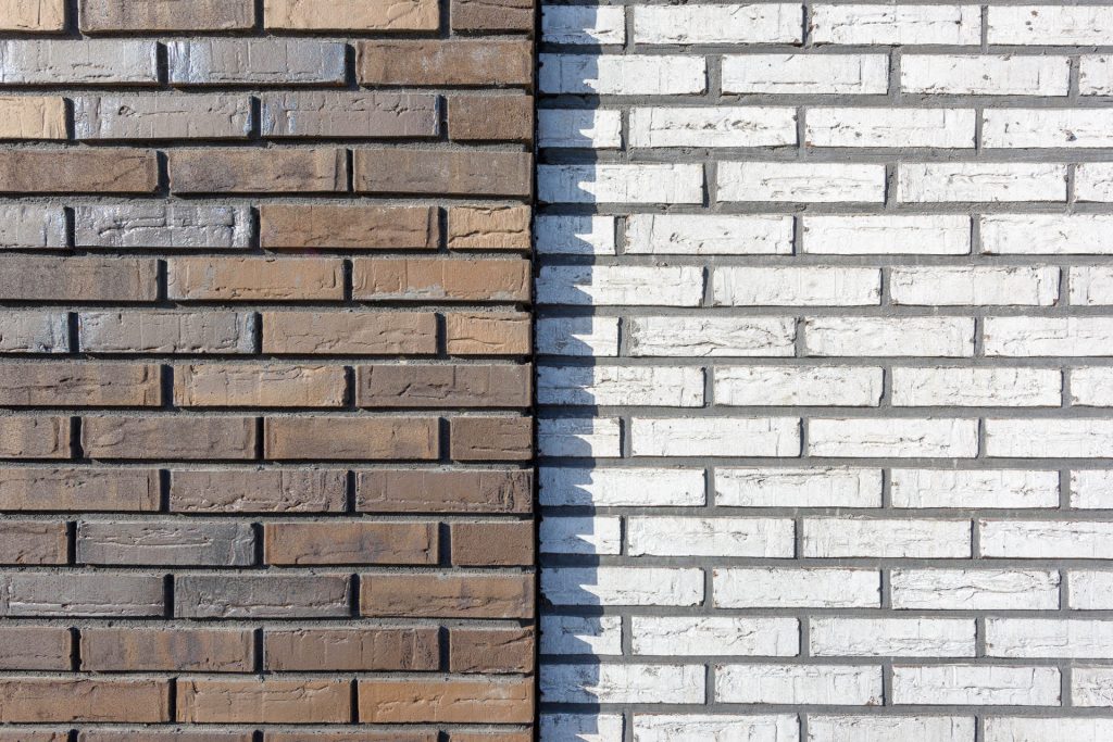 Detail van een muur met twee kleuren baksteen van voren bekeken