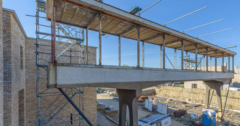 Strijp R oude brug naast de nieuwbouw