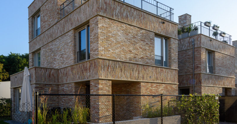 Woning in Strijp R met lichte steen en balkonWoning in Strijp R met lichte steen en balkon