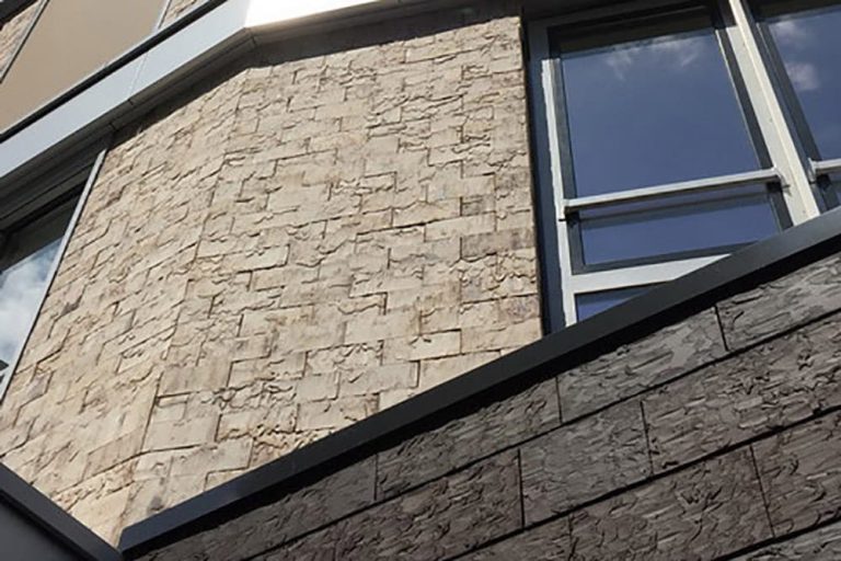 Detail van ClickBrick op een gevel met een stuk groene gevelbekledingDetail van ClickBrick op een gevel met een stuk groene gevelbekleding