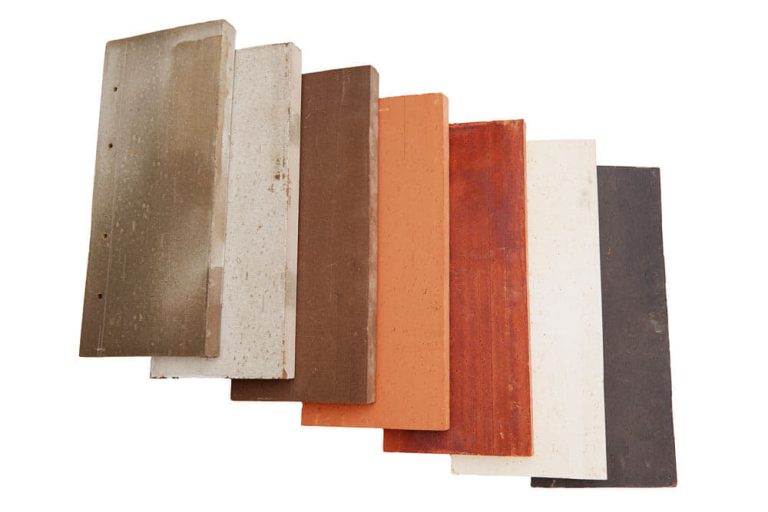 Waaier van zeven kleuren sidings van het keramische gevelsysteem Pantheon Nordic die over elkaar liggenWaaier van zeven kleuren sidings van het keramische gevelsysteem Pantheon Nordic die over elkaar liggen