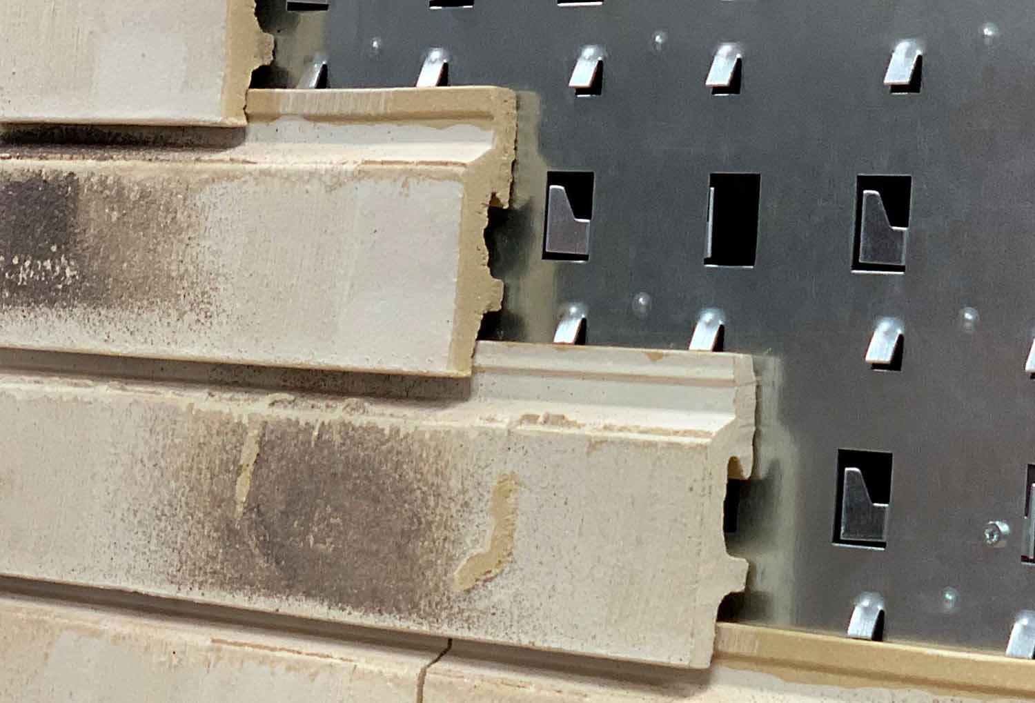 Voorbeeld van een achtergrond en de bevestiging van het gevelsysteem A-BrickVoorbeeld van een achtergrond en de bevestiging van het gevelsysteem A-Brick