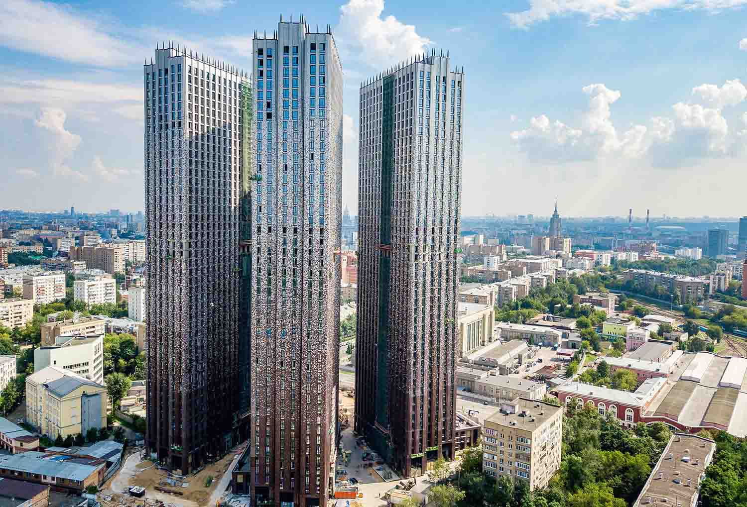 Drie torens met een stad op de achtergrondDrie torens met een stad op de achtergrond