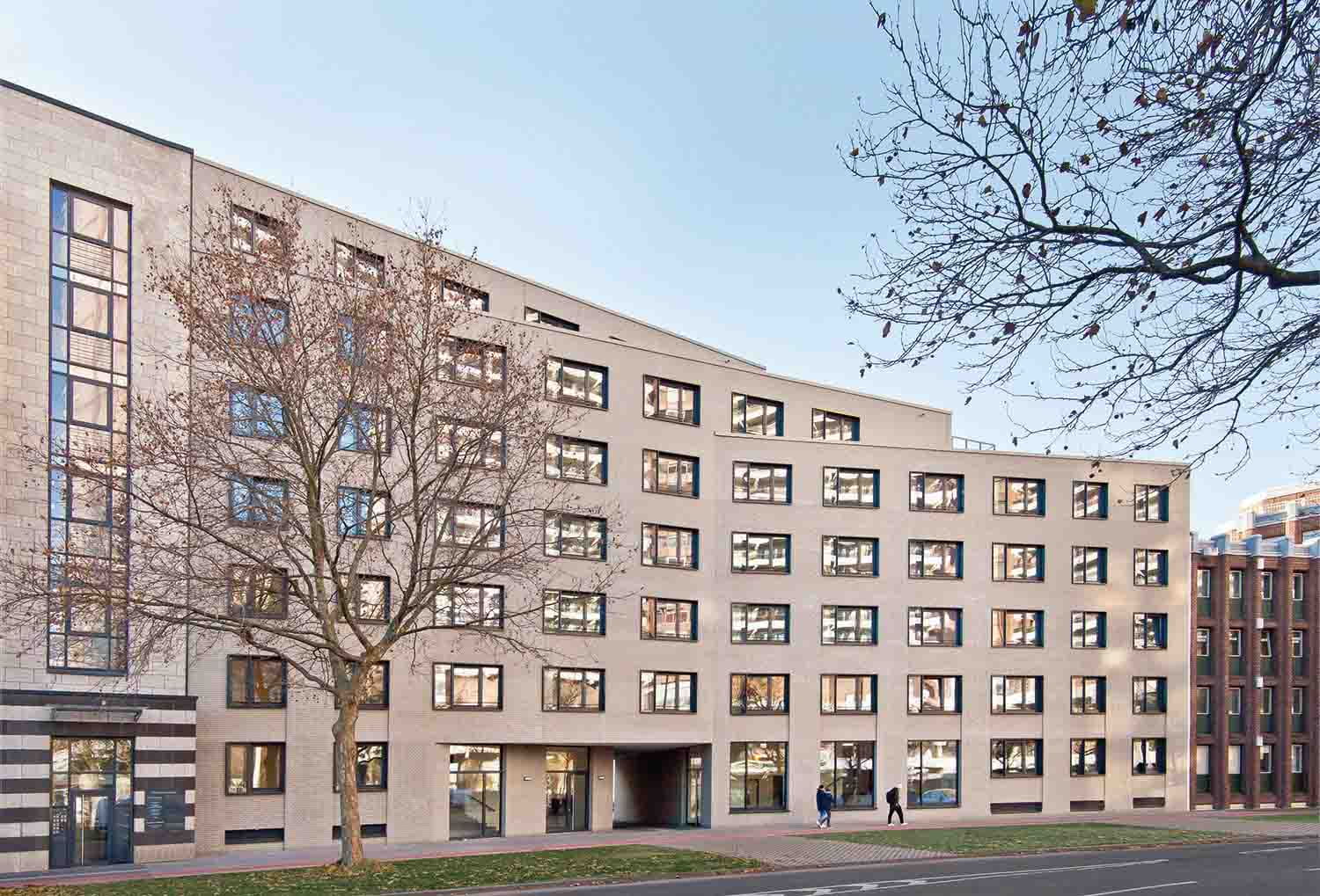 Een gebouw met een lichte gevel ter illustratie van het gevelsysteem A-BrickEen gebouw met een lichte gevel ter illustratie van het gevelsysteem A-Brick