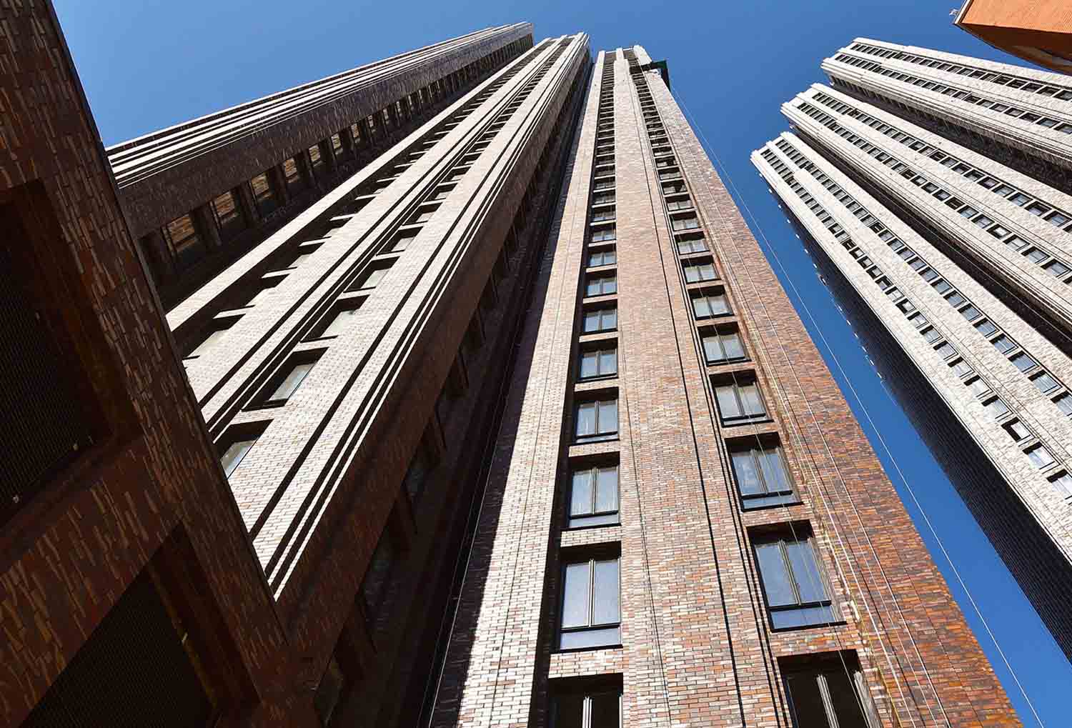 Torens met A-Brick voor circulair bouwen, van onderen bekeken tegen een blauwe luchtTorens met A-Brick voor circulair bouwen, van onderen bekeken tegen een blauwe lucht