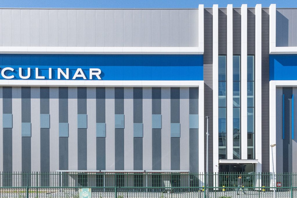 Detail van de gevel van Chefs Culinar met argeton en