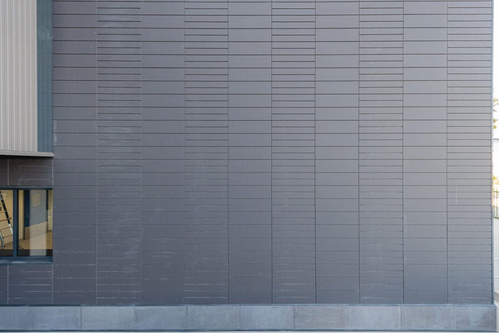 Detail van een muur met keramische argeton tegels