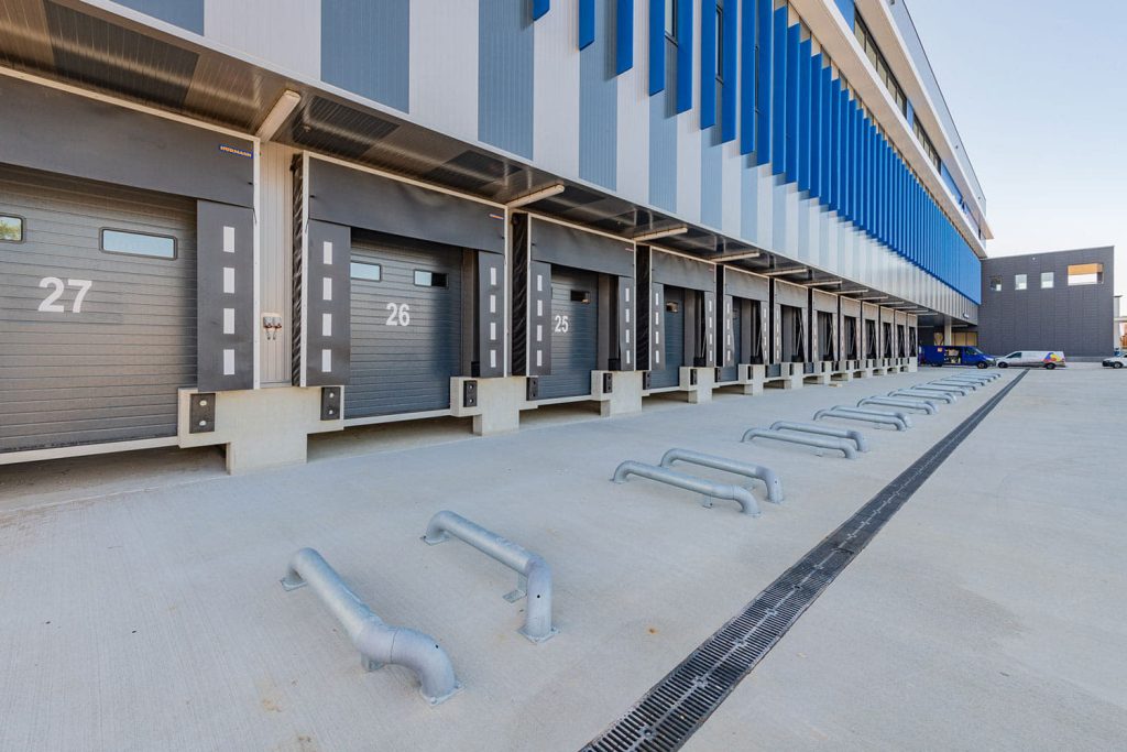 Groot gebouw met plekken voor vrachtwagens