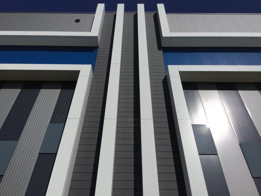 Lijnen in een gevel met argeton en andere materialen