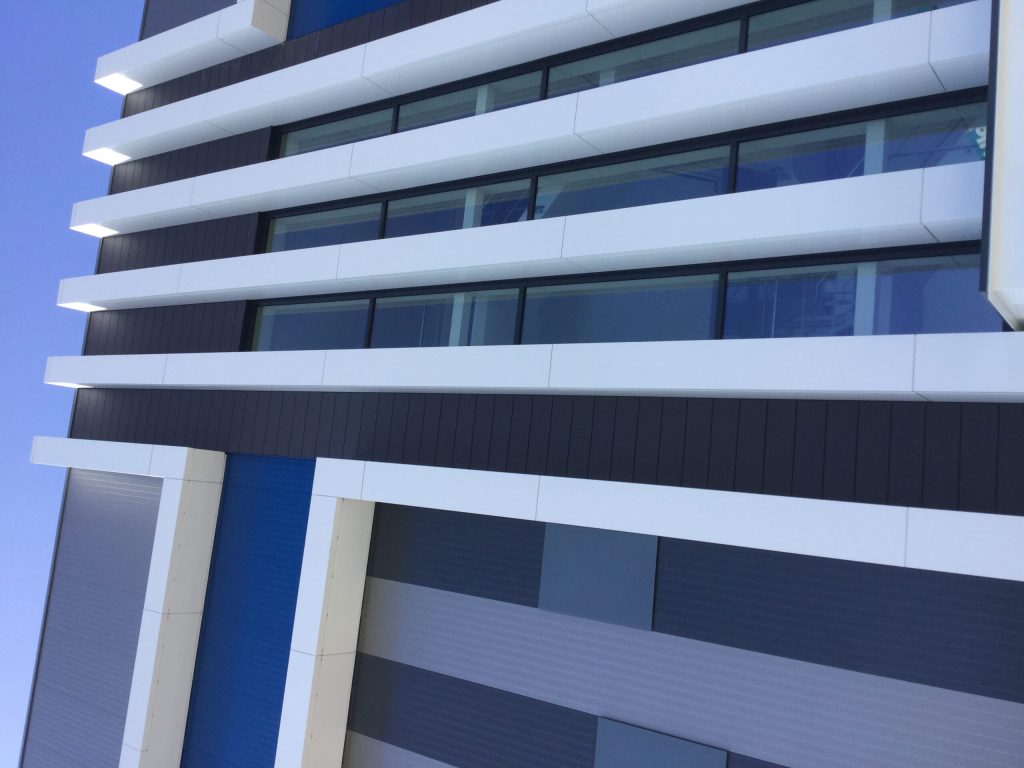 Lijnen in een gevel met argeton en andere materialen