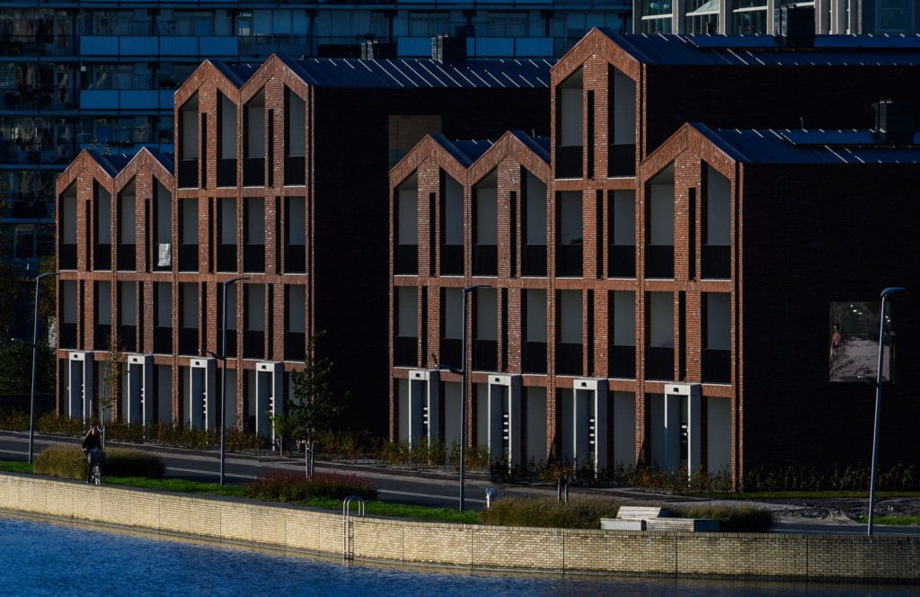 Uitgelicht PakhuisSneek op afstand gevelstenen aberson uitsnede