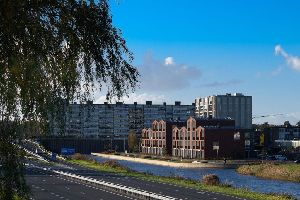 Uitgelicht PakhuisSneek opafstand ver gevelstenen aberson