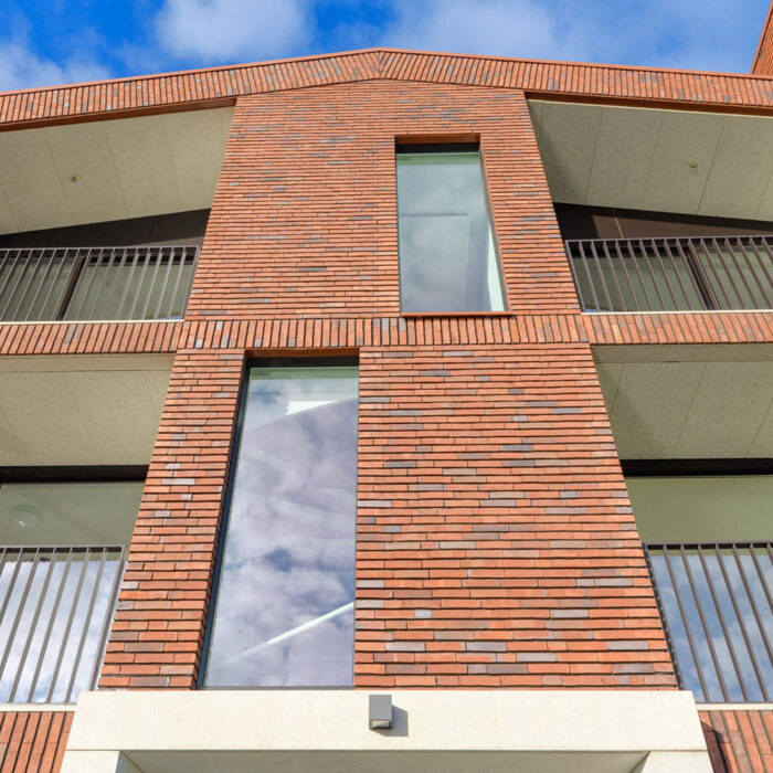 De gevel en bijzonder metselwerk bij het Pakhuis in Sneek, vanaf de onderkant gezien