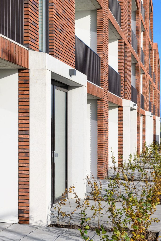 Uitgelicht PakhuisSneek voorgevel met deuren gevelstenen aberson