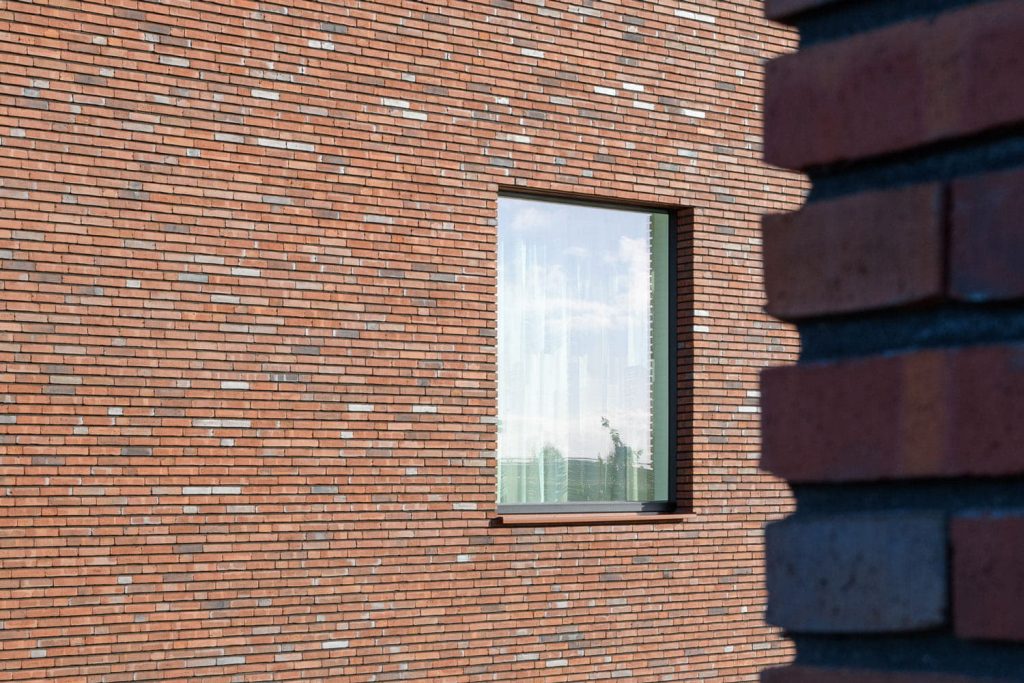 Uitgelicht PakhuisSneek zijkant detail raam gevelstenen aberson