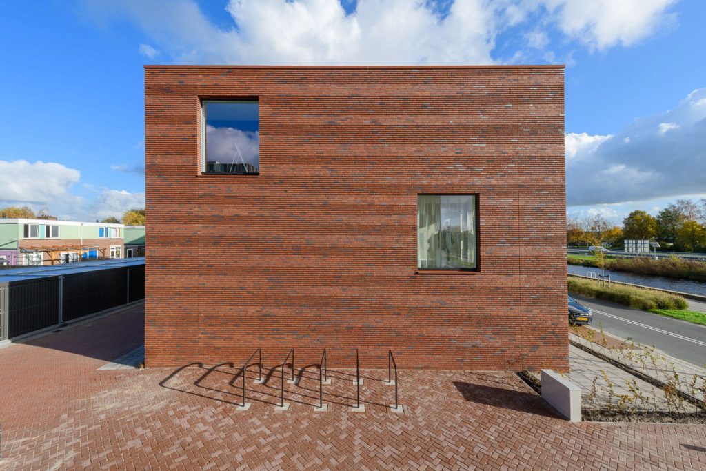 Uitgelicht PakhuisSneek zijkant gevelstenen aberson