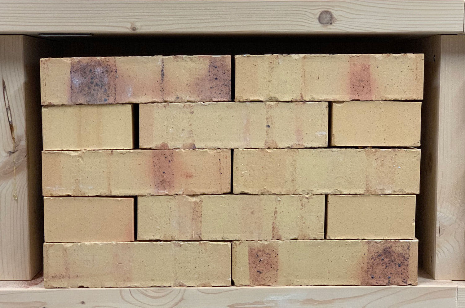 Gele bakstenen in een houten kast