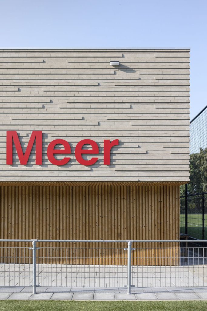 Gevelbekleding sv de meer met letters