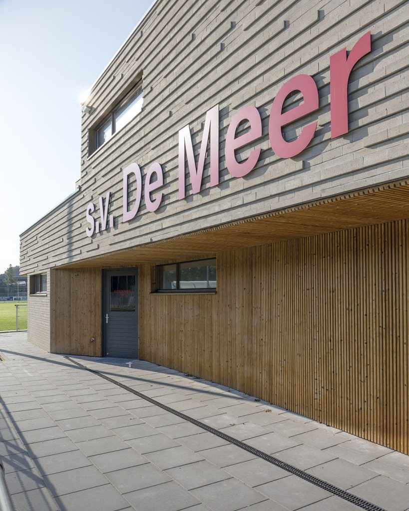 Gevelbekleding sv de meer met letters schuin van voren