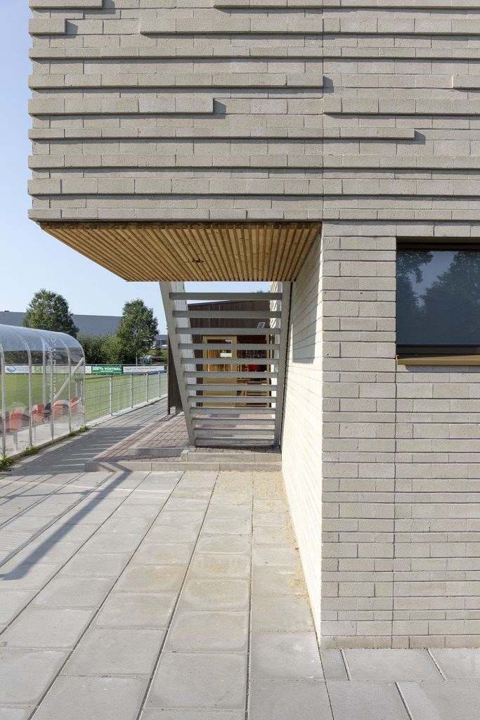 Gevelbekleding sv de meer met uitstekend metselwerk