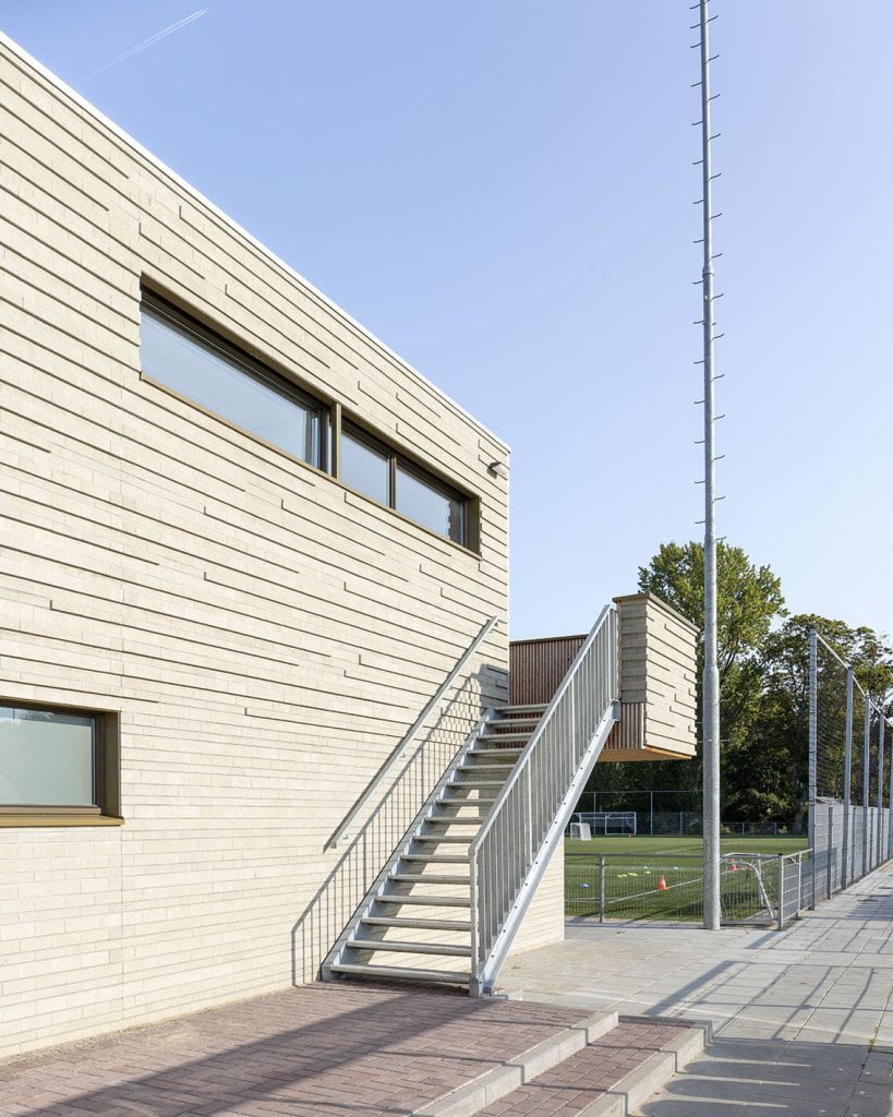 Gevelbekleding sv de meer met uitstekend metselwerk en trap