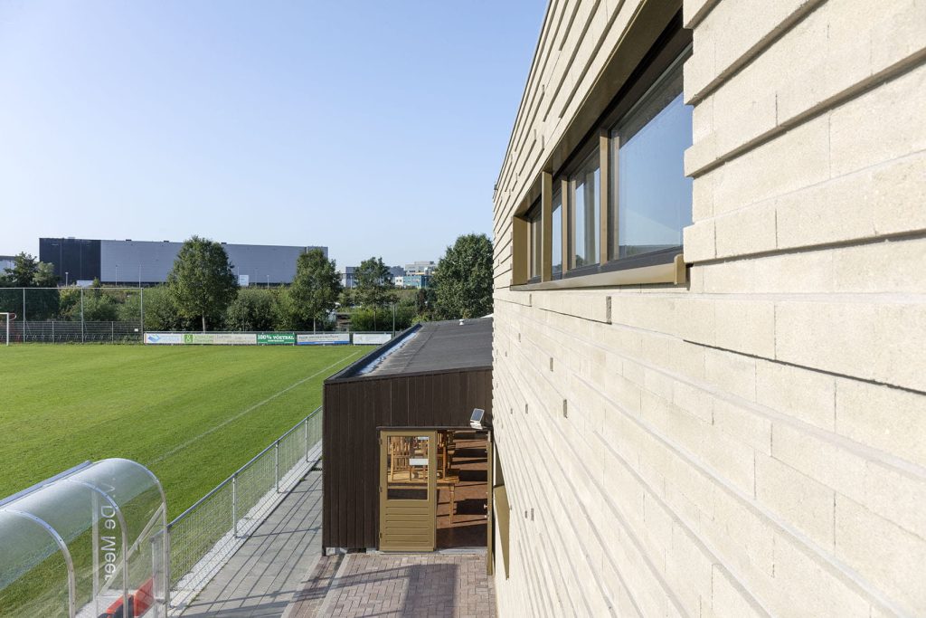 Gevelbekleding sv de meer met uitstekend metselwerk en voetbalkantine