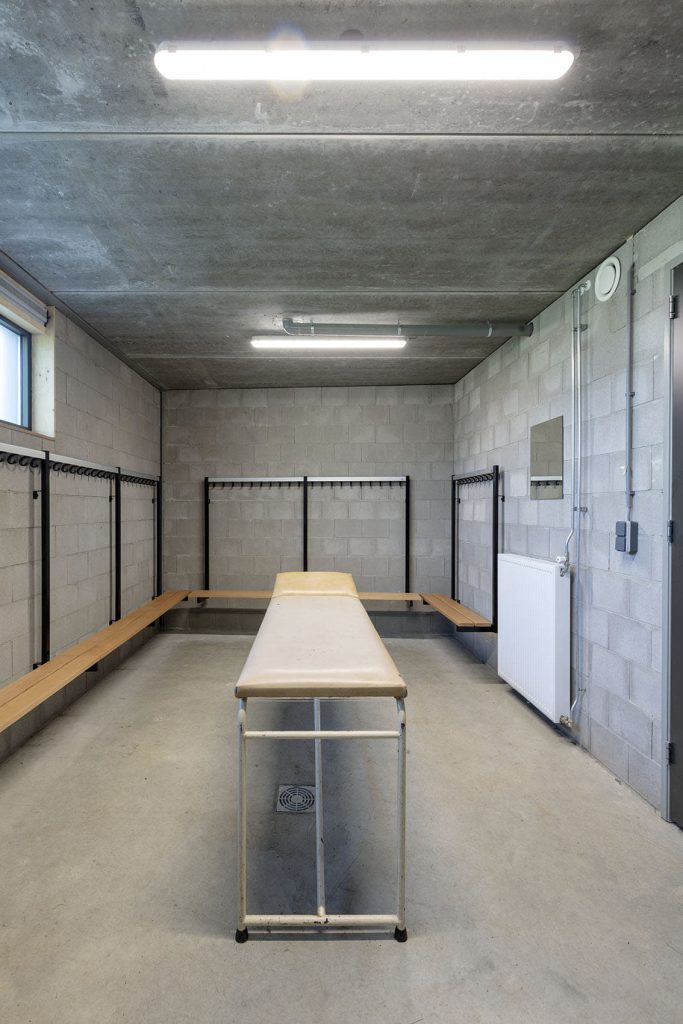 sv de meer kleedkamer met bank