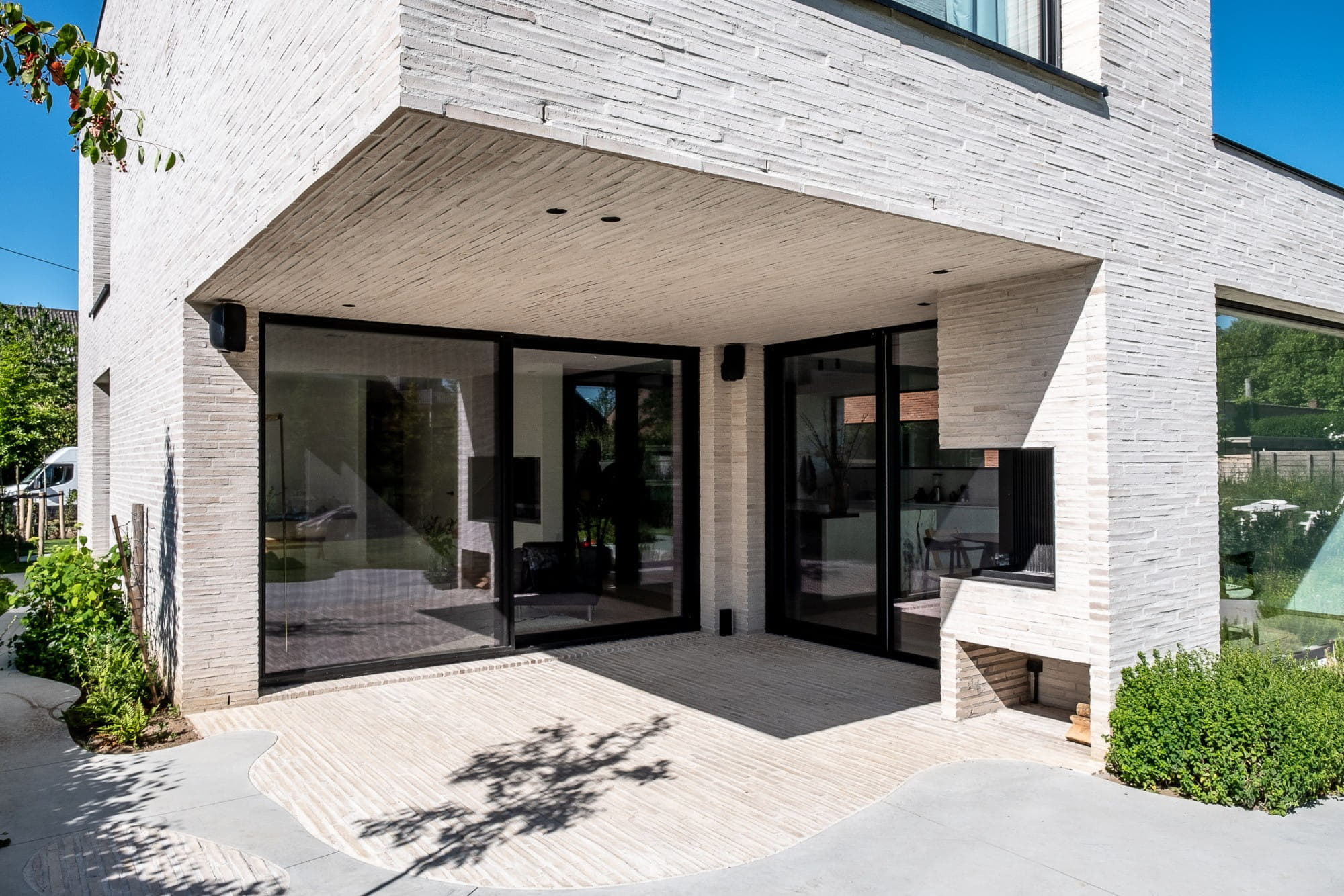 Hoek van een woonhuis met lichte langformaat gevelsteen